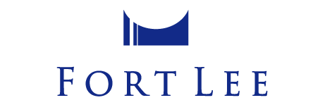 「FORT LEE」のロゴ。シンプルでスタイリッシュなデザインで、青と黒を基調にしています。上部には要塞や橋を連想させる形状のアイコンがあり、ブランド名を引き立てています。