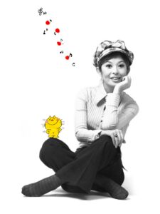 白黒の写真に黄色い猫のイラストと赤い音符が加えられたデザイン。帽子をかぶった女性が脚を組んで座り、頬杖をついて微笑んでいる。女性の膝の上に小さな黄色い猫のキャラクターが立っている。